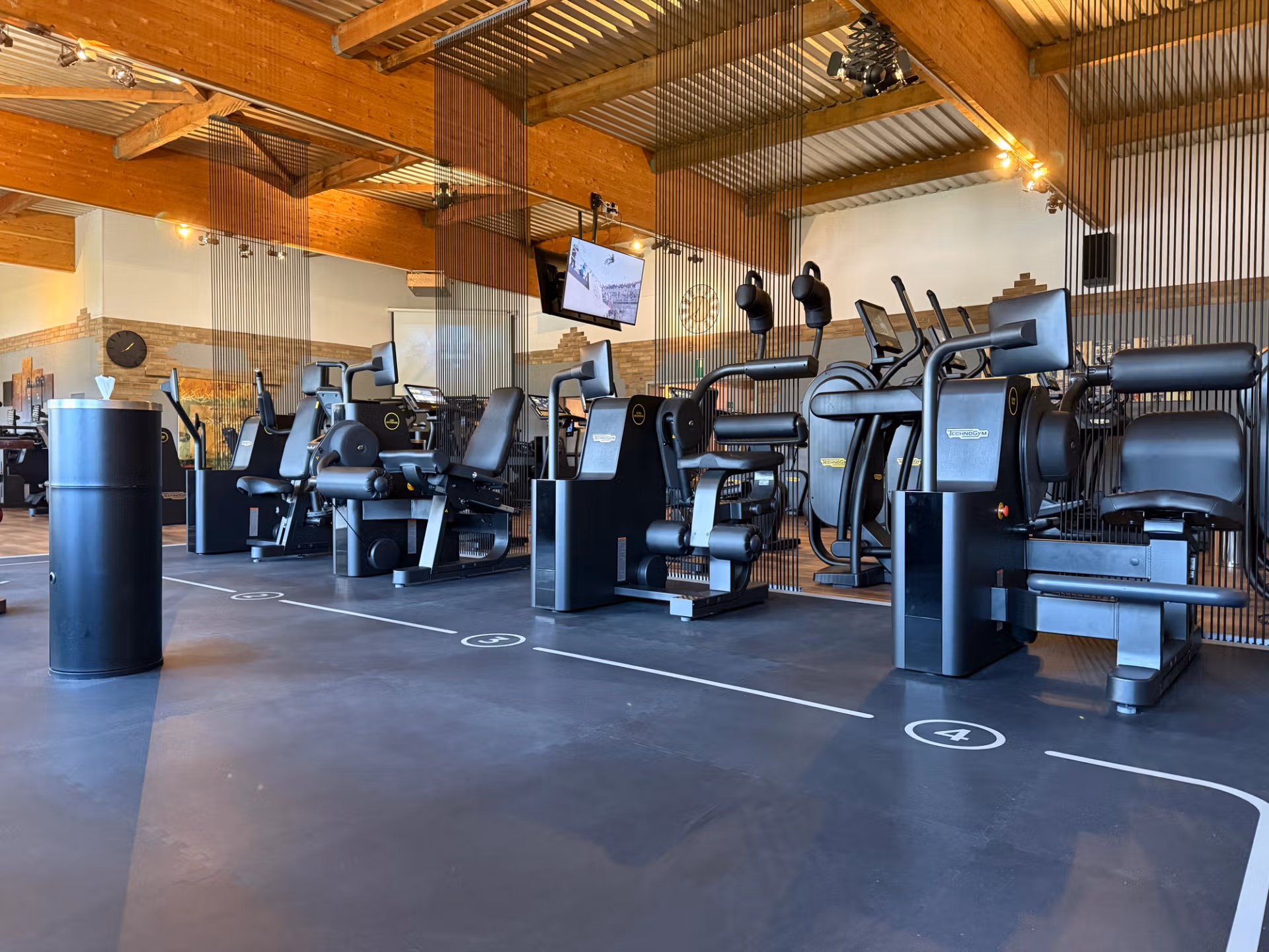 Trainingsfläche mit TechnoGym-Geräten im Fit-Inn Trier