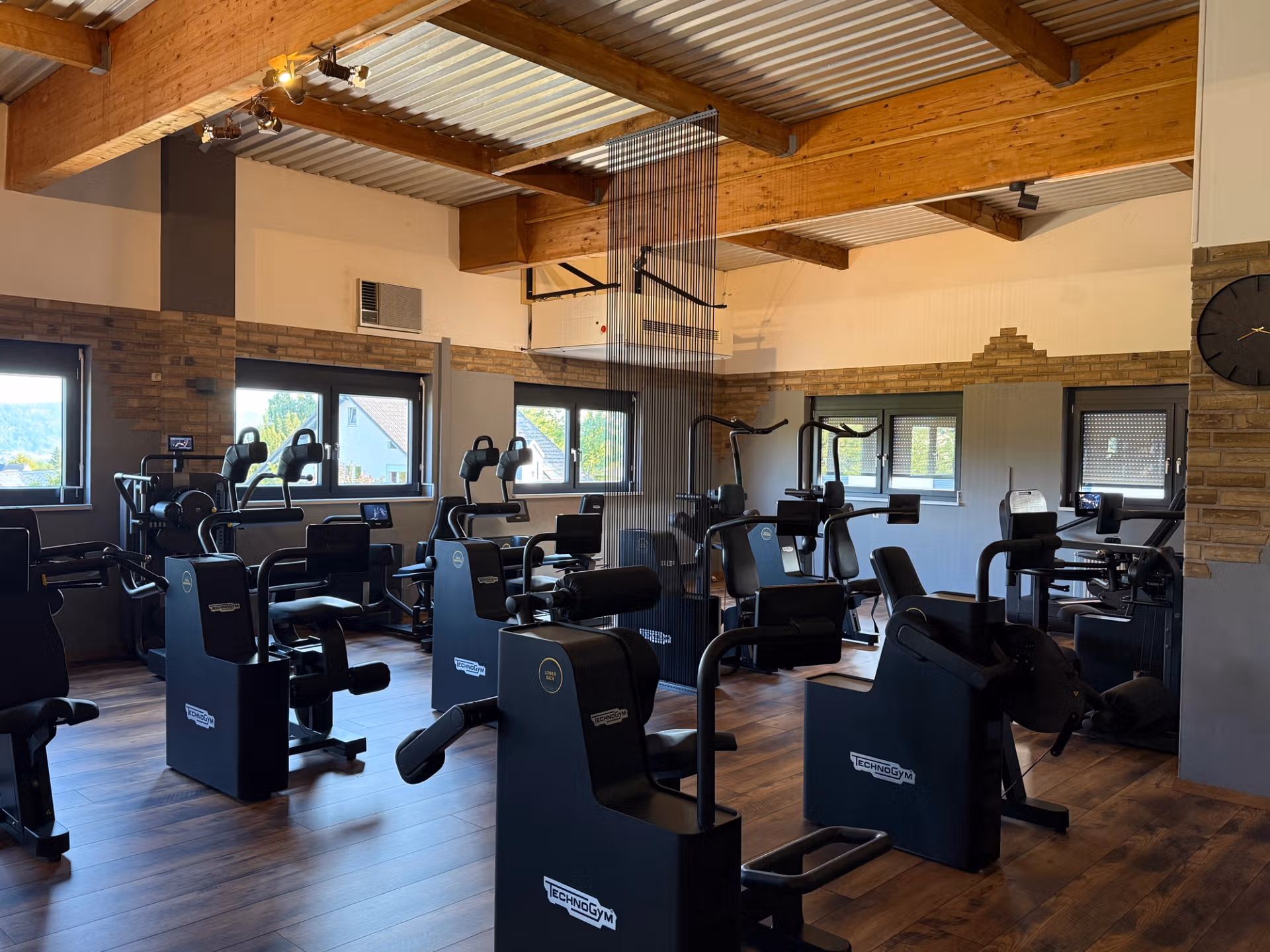 Trainingsbereich mit Geräten von TechnoGym im Fit-Inn Trier